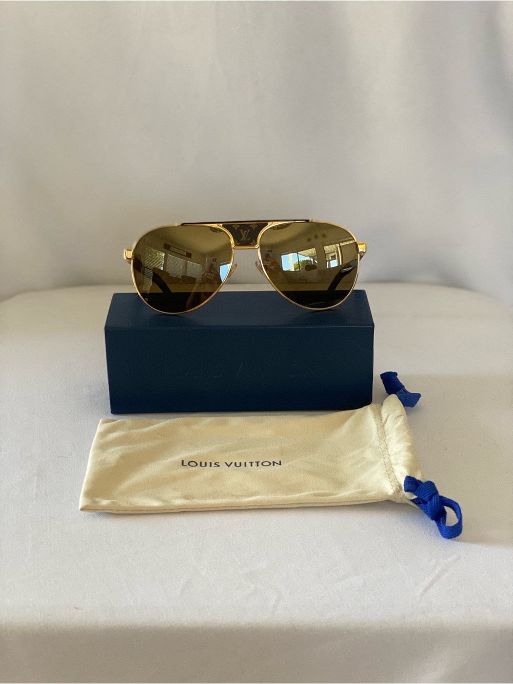Louis Vuitton Gold Frame Men’s/Women’s Aviator Sunglasses with Gold Tint Lens’s